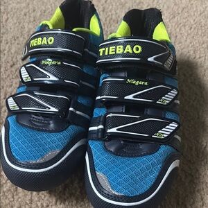 Unisex Blue and Black Cycling Shoes
EUC; includes attachment for Peloton bike